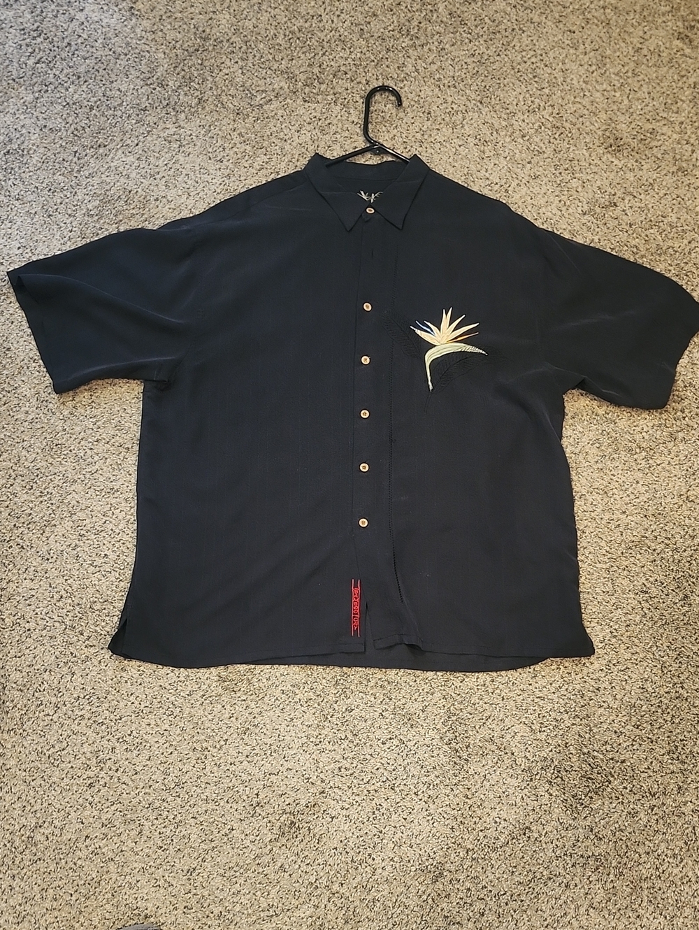 Casual Short-Sleeve Black Button-Down Shirt with Embroidered Bird-of-Paradise